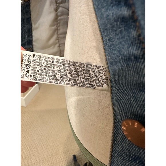 🌷🌸 Super cute jean jacket.💙 - Picture 6 of 6